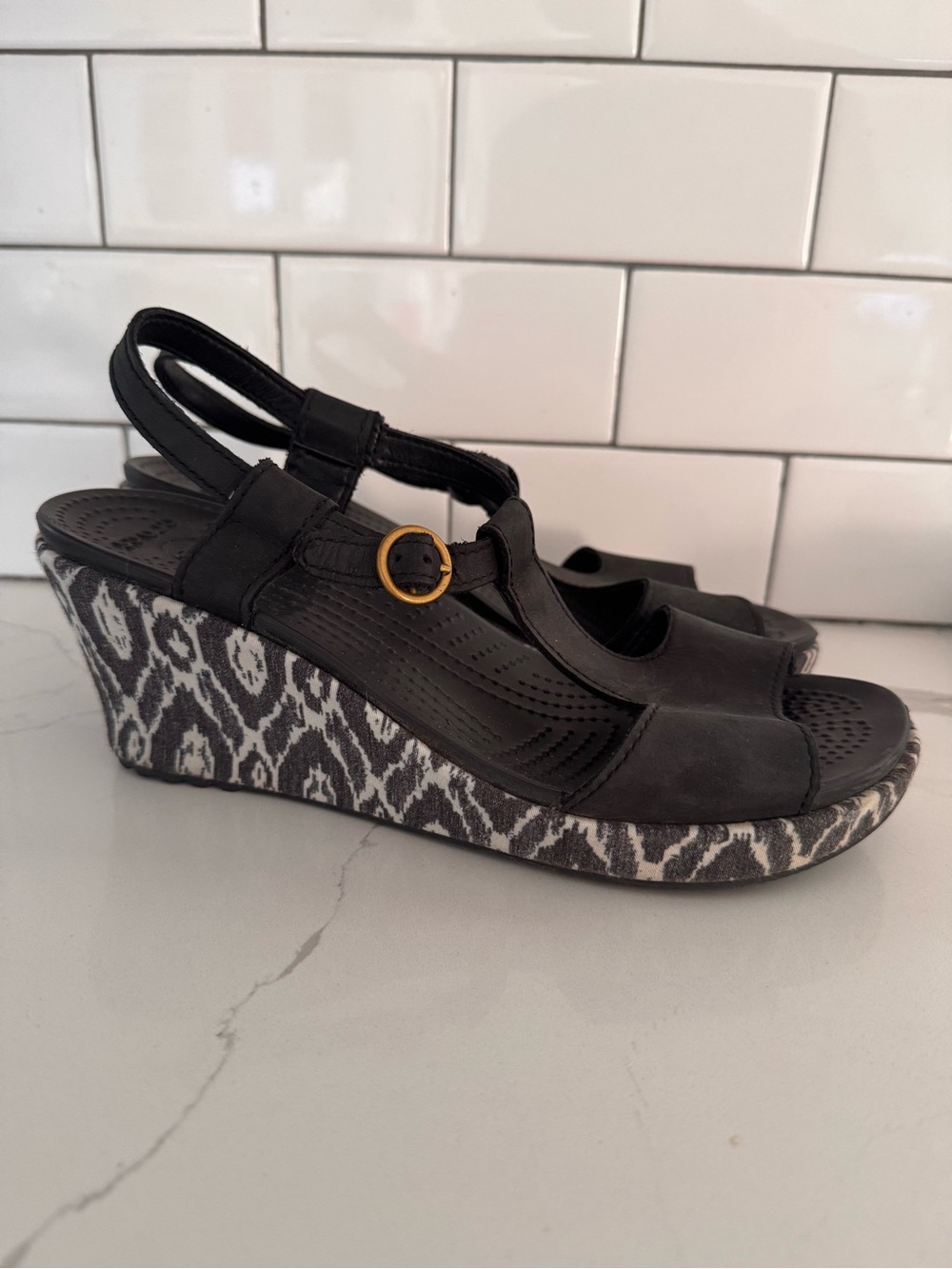 Crocs Womens Black Ikat A Leigh Pattern Strappy Buckle Wedge Sandals Size 8